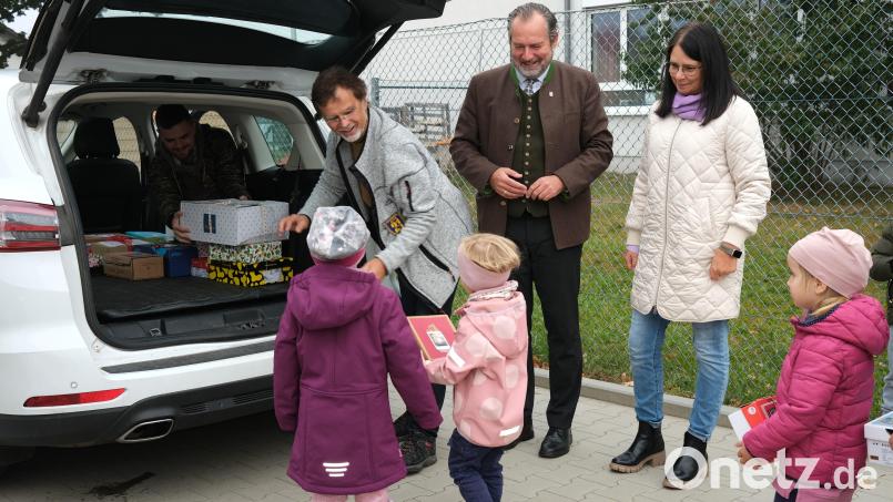 Albert und Nicolai Bruckner packten die Päckchen der Kinder für den Weitertransport in die Ukraine ins Auto. Kindergartenleiterin Andrea Stadler und Bürgermeister Frank Zeitler begleiteten die Hilfsaktion. Bild: Hirsch
