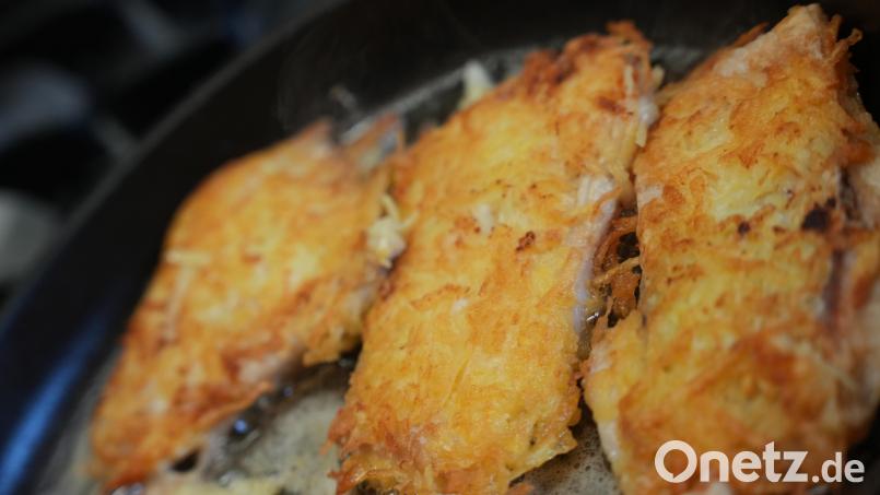 Erst wenn sie goldbraun gebraten sind, schmecken die Karpfenfilets im Kartoffelmantel perfekt. Bild: Sebastian Böhm