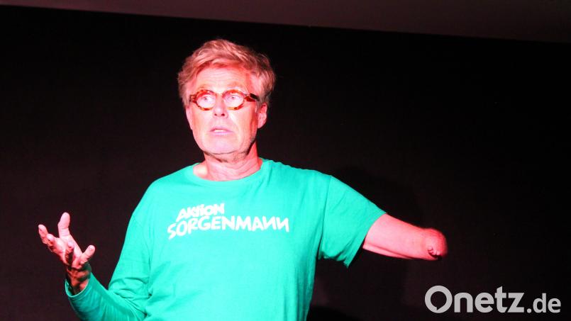 Von einem fehlenden Arm lässt sich Martin Fromme nicht den Humor nehmen. Seine Geschichten auf der Bühne erzählt er mit viel Selbstironie. Bild: stg