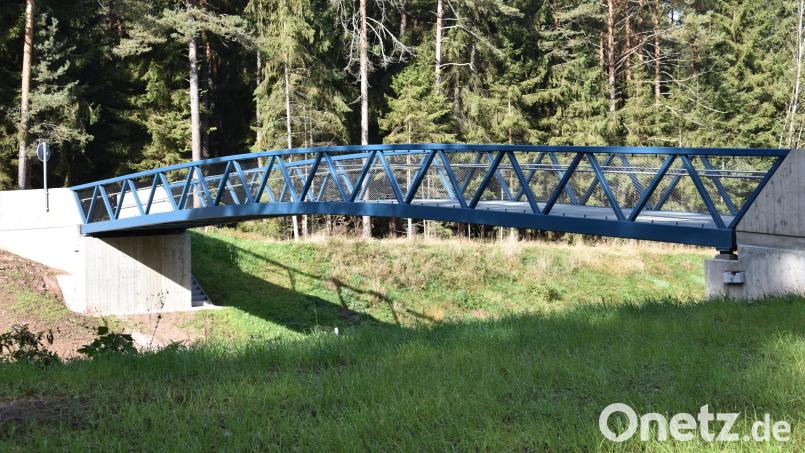 Die neue Brücke für Radfahrer und Fußgänger führt über die Staatsstraße 2238. Bild: Stefanie Roth
