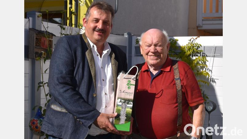 Bürgermeister Reinhard Kreuzer gratuliert dem Jubilar Matthias Luger. Bild: Stadt Schönsee/exb