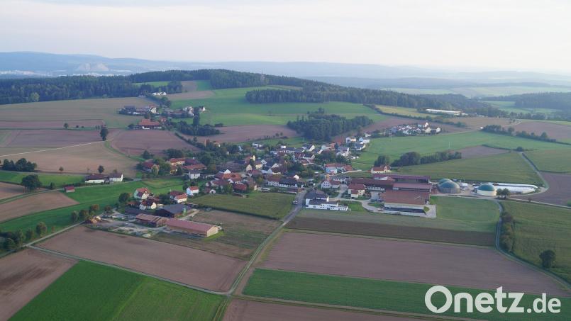 Das Luftbild zeigt Massenricht und Rödlas mit Aussichtsturm und ist auch im Wikipedia-Eintrag zu finden. Bild: Josef Kohl/Wikipedia