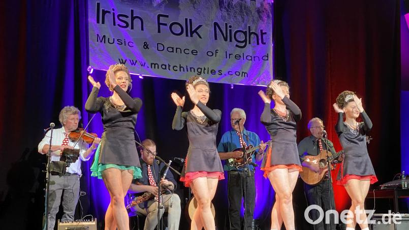 Vier Damen bereichern mit professionellem Irish Dance die Stücke der irisch-schottischen Folk-Band &quot;Matching Ties&quot;. Bild: ero