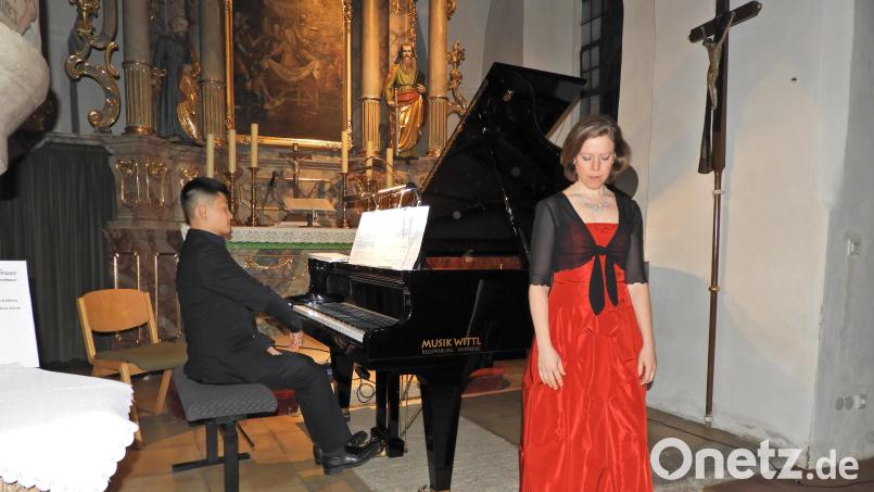 Einfühlsam und virtuos präsentieren Tung-Hsing Tsai (links) und Angelika Huber spätromantische Werke beim Lieder- und Klavierabend der Beer-Walbrunn-Tage. Bild: Winkler