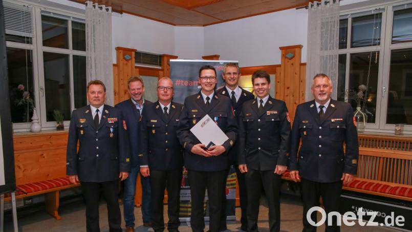 Kreisbrandinspektor Armin Daubenmerkl (Mitte) wurde mit dem Ehrenkreuz in Silber des Landesfeuerwehrverbandes Bayern geehrt. Bild: egl