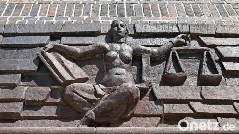 Blick auf die Justitia über dem Eingang eines Landgerichts. Bild: Hendrik Schmidt/dpa-Zentralbild/dpa/Symbolbild
