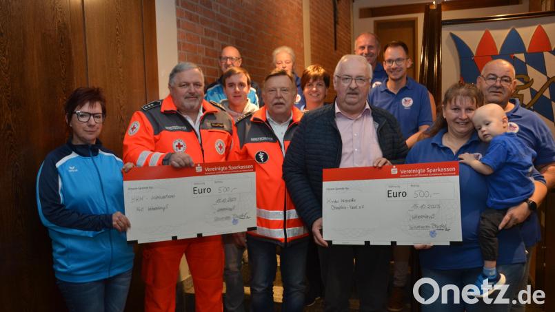 Für die Mitglieder des &quot;Spickervereins &quot;Blaupfeil&quot; war es fast ein kleiner Festakt, als sie 1000 Euro an die Kinderkrebshilfe in der Region Oberpfalz Nord und den HvO-Vohenstrauß überreichten. Das Fest zum 55-jährigen Bestehen des Vereins lief bestens und so entstand die Spendenidee. Bild: dob