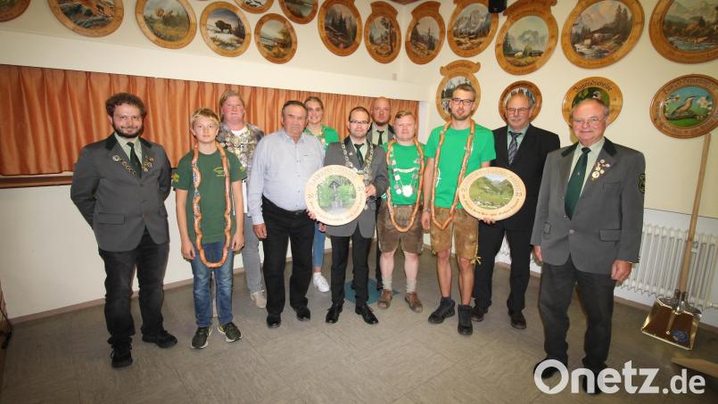 Martin Groß, Theresa Neukam, Martina Diepold (Sechster, Siebente und Neunte von rechts) und Christoph Hey (nicht auf dem Bild) heißen die &quot;Majestäten&quot; der Preißacher Schützengesellschaft. Ihnen und den anderen Titelgewinnern gratulierten Vorsitzender Max Wagner, die Schützenmeister Hans Hey und Matthias Ripper (Erster, Zweiter und Fünfter von rechts) und Sportleiter Dominik Petzak. Bild: bjp