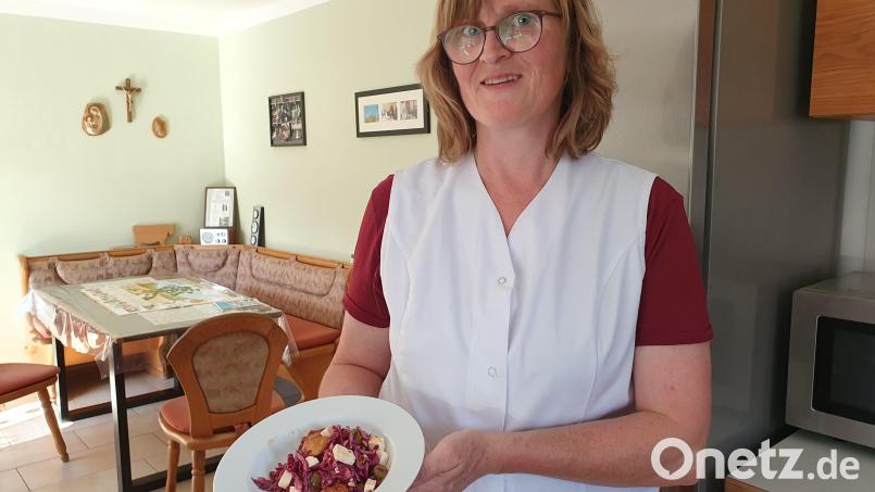 Marianne Paulus präsentiert ihre Gnocchi mit Rotkohl, Feta und Weintrauben. Bild: Lowak