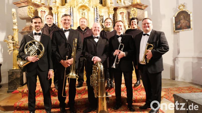 Die Formation &quot;iBrass&quot; (vorne stehend) und das Klarinettenquartett &quot;JESS&quot; (dahinter) sorgten in der Alten Pfarrkirche für Hörgenuss pur. Bild: mab