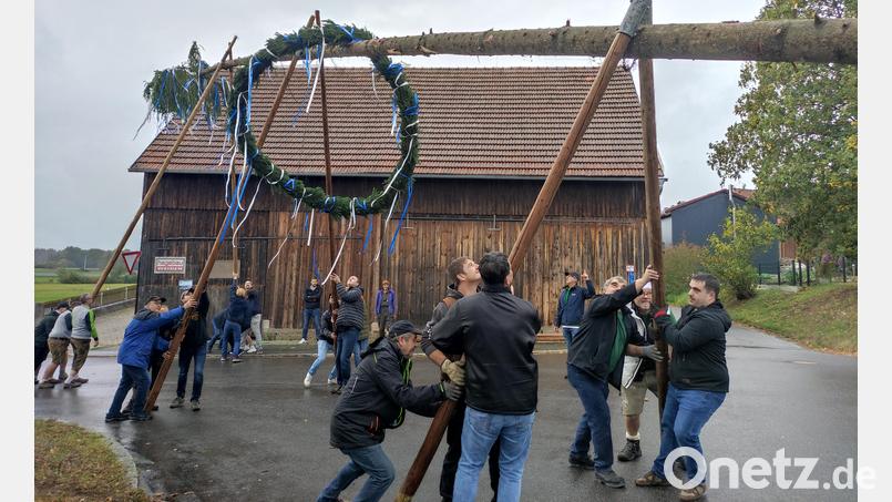 Zur Allerweltskirwa gehört in Diebrunn das Aufstellen eines geschmückten Kirwabaums. Bild: Klinger/exb
