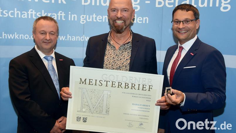 Harald Kraus (Mitte) aus Vohenstrauß erhielt vom Vizepräsidenten der Handwerkskammer, Christian Läpple (links), und Geschäftsführer Alexander Stahl seinen Goldenen Meisterbrief. Bild: Fotostudio Schwarz/exb