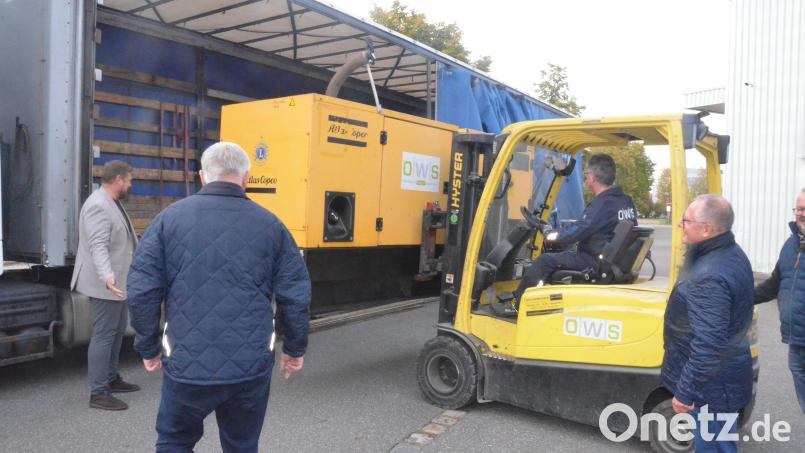Die Mitglieder des Lions-Clubs Weiden koordinieren die Verladung. Bild: Kunz