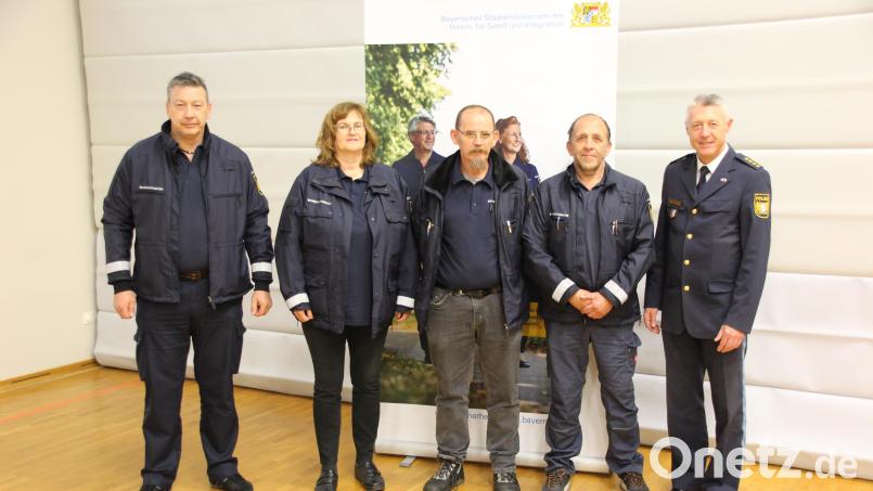 Die teilnehmenden Mitglieder der Sicherheitswacht im Städtedreieck Christoph Ludwig, Wazl, Irmgard, Wazl, Stefan und Christian Hüttinger sind zusammen mit Leitendem Polizeidirektor Klaus Müller vom Polizeipräsidium Oberpfalz (von links) zu sehen. Bild: Erl/exb