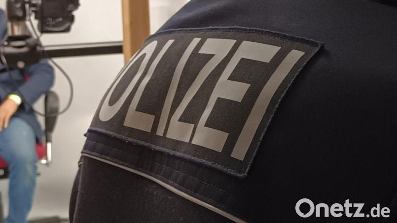 Ein Bundespolizist fertigt Lichtbilder von einem Migranten. Symbolbild: Bundespolizei