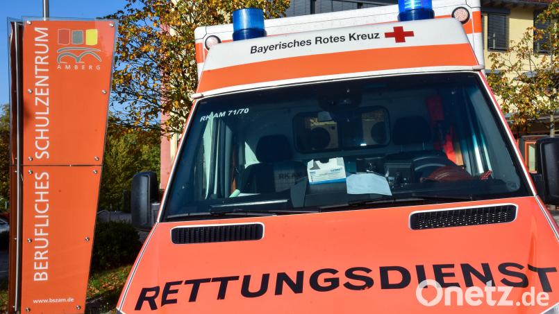 Mit einem Großaufgebot war der Rettungsdienst am Freitagmorgen an das Berufliche Schulzentrum in Amberg ausgerückt, um Schüler zu versorgen, die in der Aula versprühtes Reizgas abbekommen hatten. Bild: Stephan Huber