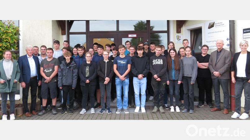 Die Leiter der Ämter für Ernährung, Landwirtschaft und Forsten Regensburg-Schwandorf, Georg Mayer (Zweiter von links), und Cham, Heribert Semmler (Zweiter von rechts), besuchen gemeinsam mit den Ausbildungsberaterinnen Rebekka Lukas (links) und Katharina Wals (rechts) die 32 angehenden Landwirte in der Berufsschule in Neunburg vorm Wald. 

PRESSEMELDUNG Bild: Rebekka Lukas/exb