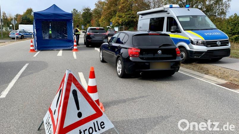 Am Grenzübergang Waidhaus im Landkreis Neustadt an der Waldnaab wurden am Dienstagmorgen bereits zahlreiche Autofahrer kontrolliert. Sowohl bayerische Grenzbeamte als auch die Bundespolizei waren im Einsatz. Bild: Gabi Schönberger