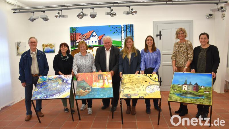 Klaus Sackstraus, Petra Gehring, Angelika Sticht, Peter Gold, Tatjana Till, Christine Henrich, Zweiter KVT-Vorsitzende Kerstin Rumswinkel und Museumsleiterin Birgit Plößner (von links) präsentierten die mit Kunst aufpolierten Beistelltische. Bild: ubb