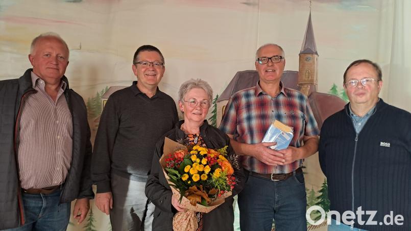 Joachim Rubenbauer (von links) und Pfarrer Ferdinand Weinberger sowie Hans-Georg Braun (rechts) dankten Margit Sebald und Klaus Opitz für ihr Engagement in der Pfarrei. Bild: gis