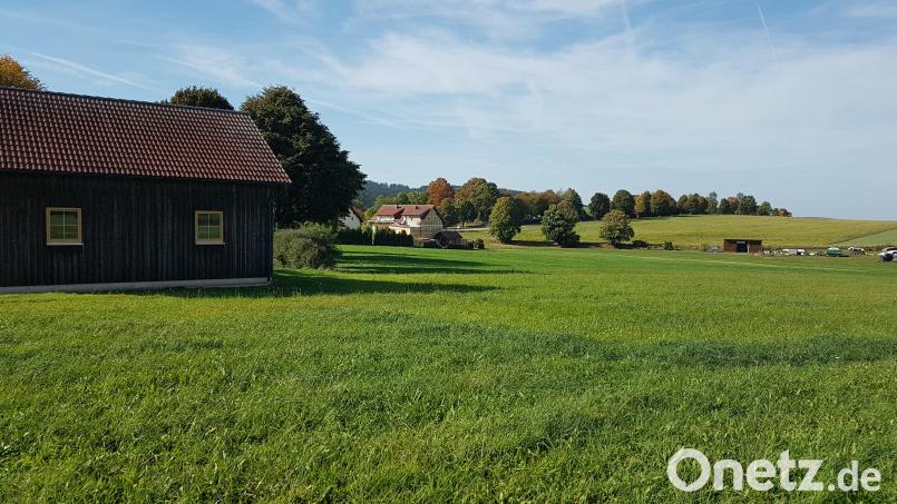 Keine Mehrheit fand im Marktrat Moosbach der Antrag, das Gelände hinter dem Feuerwehrhaus in Tröbes zur Aufstellung einer Photovoltaikanlage herzunehmen. Gründe dafür waren die Nähe zur Wohnbebauung und die Lage am Landschaftsschutzgebiet. Bild: gi