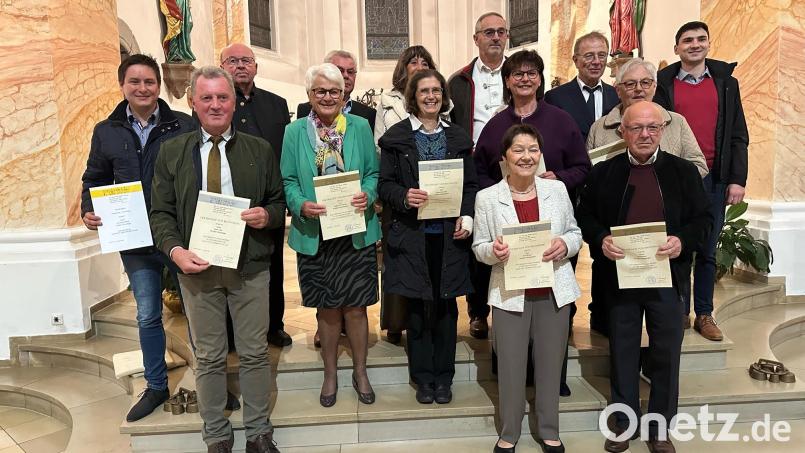 Der Kirchenchor Tännesberg dankte seinen langjährigen Mitgliedern. Vorne, von links: Josef Glas, Gerti Braun, Rudi Braun. Zweite Reihe: Alexander Ebnet, Irmi Diermeier, Birgit Ebnet, Elisabeth Dörfler. Dritte Reihe: Pfarrer Wilhelm Bauer, Paul Braun, Traudl Glas, Gerhard Wittmann, Rudi Schneider, Regionalkantor Florian Schuster. Bild: Josef Glas