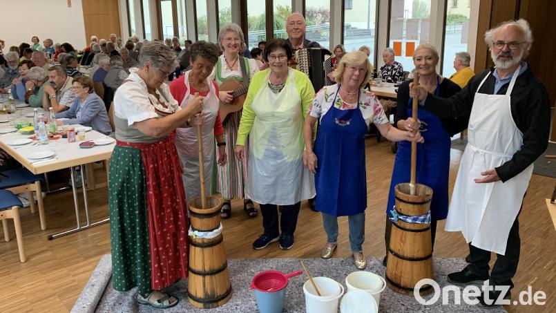 Beim Ausbuttern für Senioren: Pfarrer Heinrich Rosner, Zweite Bürgermeisterin Gabriele Wittleben, Seniorenbeauftragte Gabriele Beck, das Helferteam sowie die Musiker Anton Reiger und Marita Lobenhofer. Bild: Silvia Beck/exb