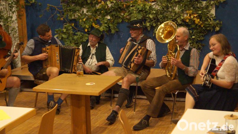 Die Musikanten spielen bei der Herbstsitzweil zünftig auf. Mit von der Partie sind auch die Geschwister Johannes (links) und Theresa (rechts) Reis aus Weihern. Bild: slh