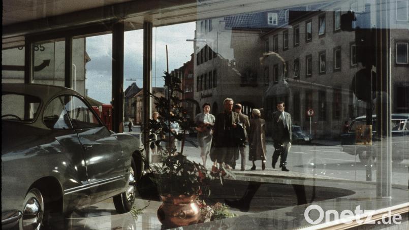 Die Ausstellungshalle des damaligen VW-Händlers Georg Zwack im Jahr 1958 in der Bahnhofstraße 1. Gegenüber die Gebäude der Stadtsparkasse. Bild: Privatarchiv Hladik/Schober