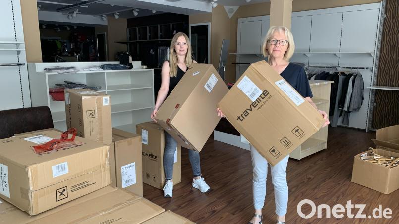 Maria (rechts) und Juliane Lang packen die Kisten und räumen den &quot;Trendstore&quot; am Marktplatz 23 leer. Das Sortiment - Taschen und Koffer und Lederwaren - werden die Kunden künftig in der &quot;&quot;Lang family&quot;-Filiale finden. Bild: ck