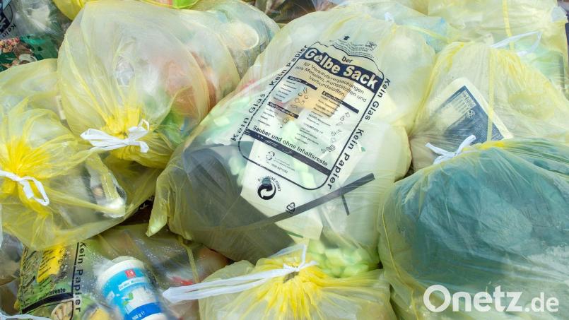 Plastikbecher, Getränketüten, Aluminiumdeckel, Styropor, Folien: Täglich fallen riesige Mengen dieser leichten Verkaufsverpackungen an. Symbolbild: Patrick Pleul/dpa