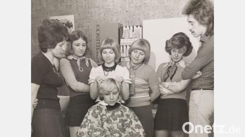 Es war die Zeit der kurzen Röcke, der Plateau-Sandalen, der bunten Muster und der Pony-Frisuren: 1973 wurde die Friseurschule Müller gegründet. Heuer feiert sie 50. Geburtstag. Das Bild zeigt eine Ausbildungssituation für Meisterschüler in der Anfangszeit. An der Frisur arbeitet Elisabeth Müller. Bild: Studio Weiden Friseurschule