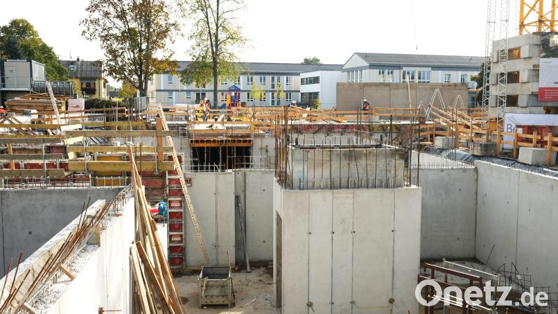 Die Bauarbeiten an der neuen Seniorenwohnanlage in Schwandorf laufen auf Hochtouren. Bild: Hirsch