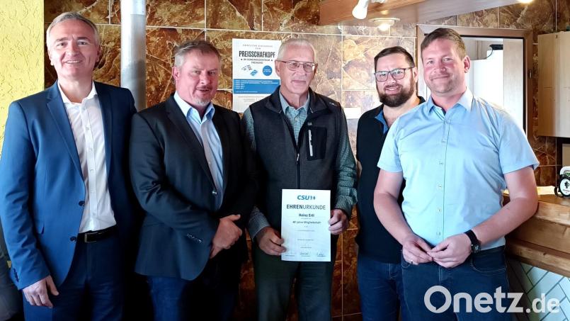 Kreisvorsitzender Harald Schwartz (von links) gratuliert zusammen mit Heinrich Schwirzer, Thomas Lederer und Vorsitzendem Christian Lautenschlager dem Jubilar Heinz Ertl (Mitte) zur Auszeichnung für 40-jährige Treue. Bild: bk