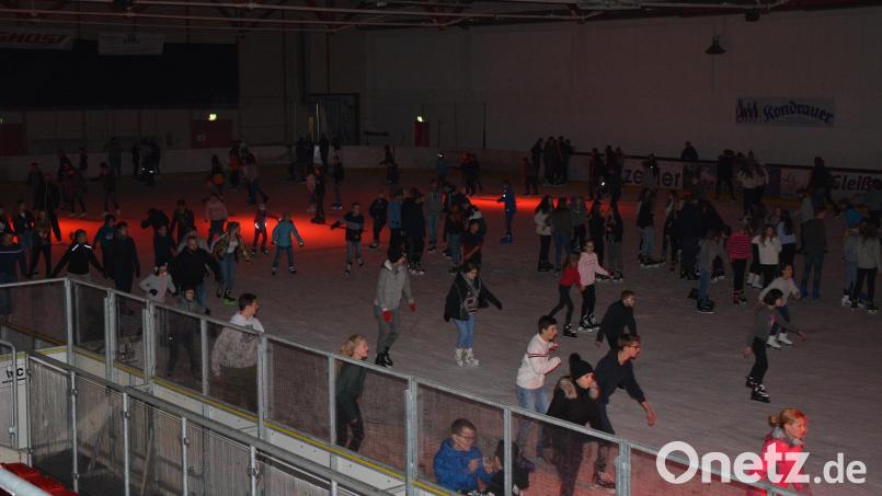 Rund gehen dürfte es ab Samstag, 21. Oktober, wieder in der Eishalle Mitterteich. Neben einem Familiennachmittag mit freiem Eintritt steht die erste Eisdisco an. Archivbild: jr