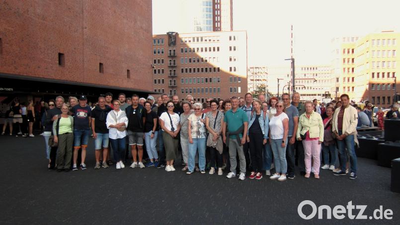 Eine große Gruppe Pirker Reisefreunde machte sich vier Tage lang &quot;aaf und davoo&quot;, um die Sehenswürdigkeiten von Hamburg zu entdecken, wie hier vor der Elbphilharmonie. Bild: kki