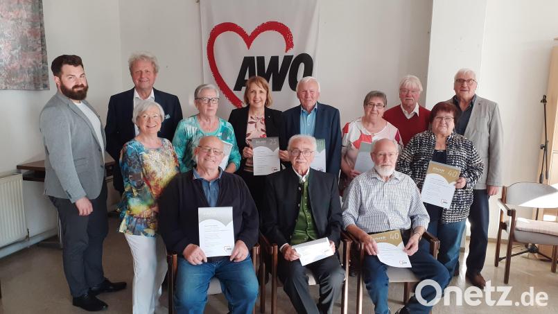 Die Vorsitzenden Franz Witt und Horst Washausen (Dritte Reihe, von rechts) gratulierten zusammen mit Bürgermeister Sebastian Dippold AWO-Mitgliedern zu langjähriger Vereinstreue. Bild: AWO/exb