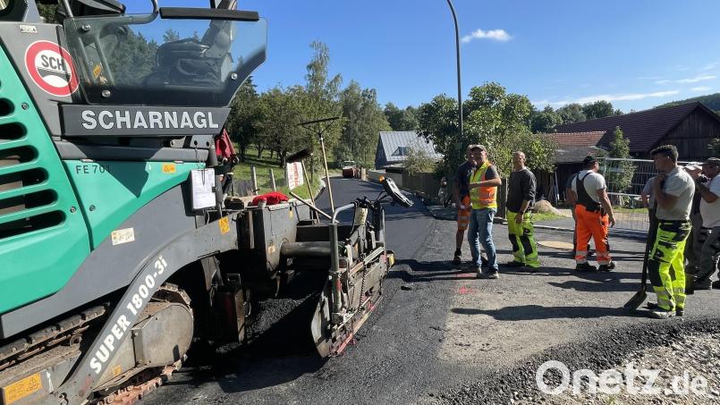 Der Feinschliff der halbjährigen Bauarbeiten in Lückenrieth ist die Asphaltierung der 600 Meter Straße durch den Ort. Bild: fz