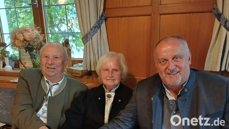 Bürgermeister Anton Peter (rechts) gratuliert Leonhard und Hildegard Englhard zum Ehejubiläum. Bild: mof