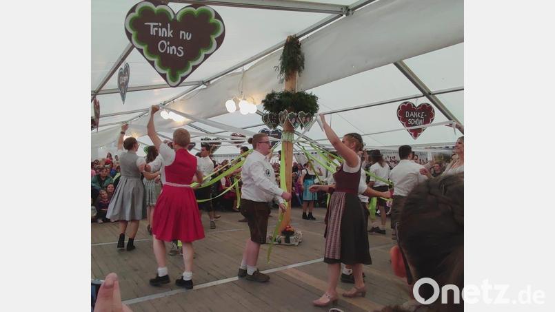 Auch heuer wird bei der Kirwa in Weiherhammer wohl wieder im Festzelt der Kirwabaum ausgetanzt. Archivbild: Kirwaverein Weiherhammer