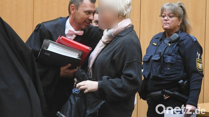 Die Angeklagte vor dem Prozessbeginn. Ihr Anwalt Rouven Colbatz spricht der 50-Jährigen Mut zu. Bild: Gabi Schönberger
