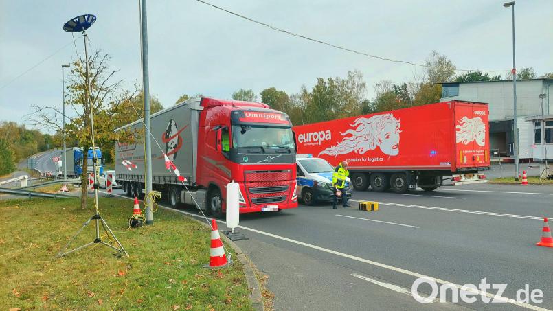 Am Dienstag blieben lange Staus am Grenzübergang Schirnding aus. Autofahrer müssen sich dennoch auf Kontrollen durch die Bundespolizei einstellen. Bild: Thomas Geißler/fph