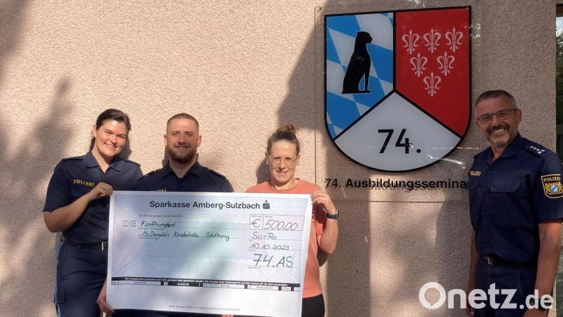 500 Euro für die McDonald&#039;s Kinderhilfe, das Geld überreichten Polizeihauptmeisterin Simona Abredat, Polizeioberwachtmeister Florian Deibele (von links) und der Seminarleiter, Erster Polizeihauptkommissar Kurt Guggenberger, an Stefanie Schwab-Zettl. Bild: PHM Roland Ziegaus, VII. Bereitschaftspolizeiabteilung, 74. Ausbildungsseminar/exb