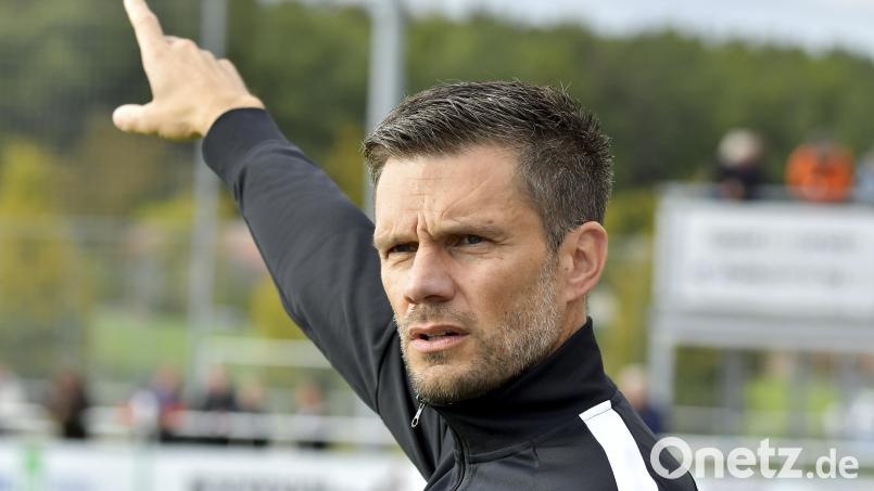 Trainer Thomas Ficarra ist mit dem bisherigen Abschneiden seiner runderneuerten Mannschaft des SV Raigering durchaus zufrieden. Archivbild: Hubert Ziegler