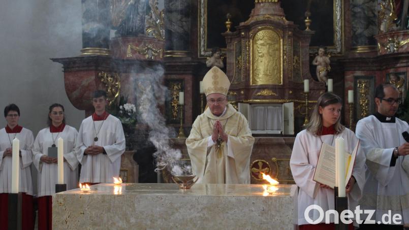 Nach dem Entzünden von fünf Weihrauchfeuern spricht Bischof Voderholzer das Segensgebet für den neuen Altar. Bild: Scherr/exb
