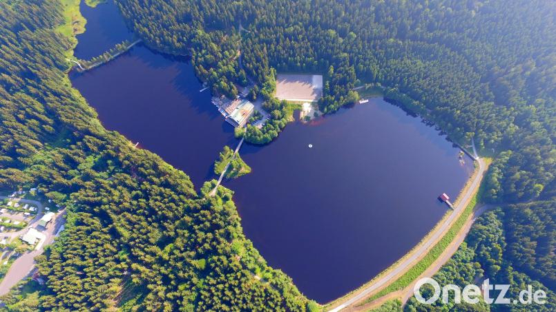 Der Fichtelsee in seiner Gänze. Auch von oben ist eine leicht braune Tönung zu erkennen. Bild: imago-images.de/Arnulf Hettrich