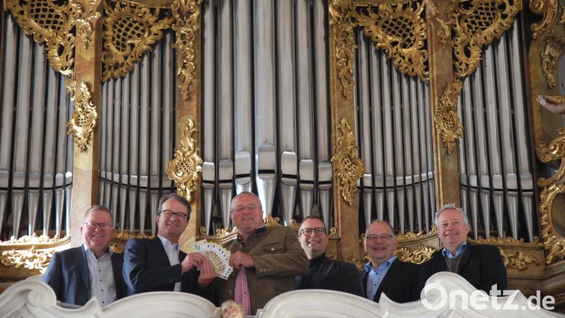 Bei der Spendenübergabe waren dabei (von links): Oberbürgermeister Michael Cerny, Dieter Paintner (Vorstand VR-Bank Amberg-Sulzbach), Franz Meier (Vorstand Förderverein Orgel St. Martin), Stadtpfarrer Thomas Helm, Bernhard Müllers (Organisator Konzertreihe) und Kulturreferent Fabian Kern. Bild: gsp