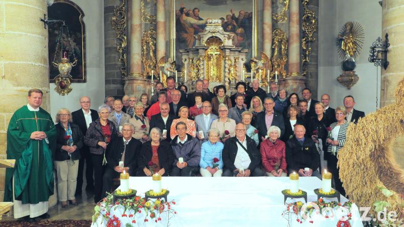 Für insgesamt 23 Jubelpaare zelebrierte Stadtpfarrer Thomas Kraus (links) am Samstag einen Dankgottesdienst. Bild: Pfarramt Kemnath/exb