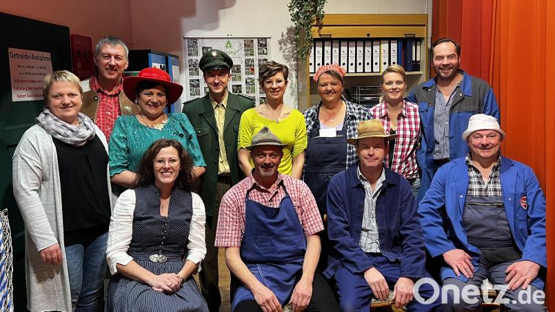 Diese Akteure standen 2022 in den Aufführungen des Heimat- und Trachtenvereins Stamm auf der Bühne. Archivbild: Heimat- und Trachtenverein Stamm/exb