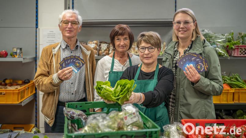 Die Freikarten des Circus Krone wurden unter anderem bei der Amberger Tafel bei der Lebensmittelausgabe verteilt. Mit dabei waren: Sozialreferentin Susanne Augustin (rechts) und der Vorsitzende der Tafel Bernhard Saurenbach (links) mit Mitarbeiterinnen der Tafel bei der Verteilung. Bild: Michael Golinski, Stadt Amberg/exb